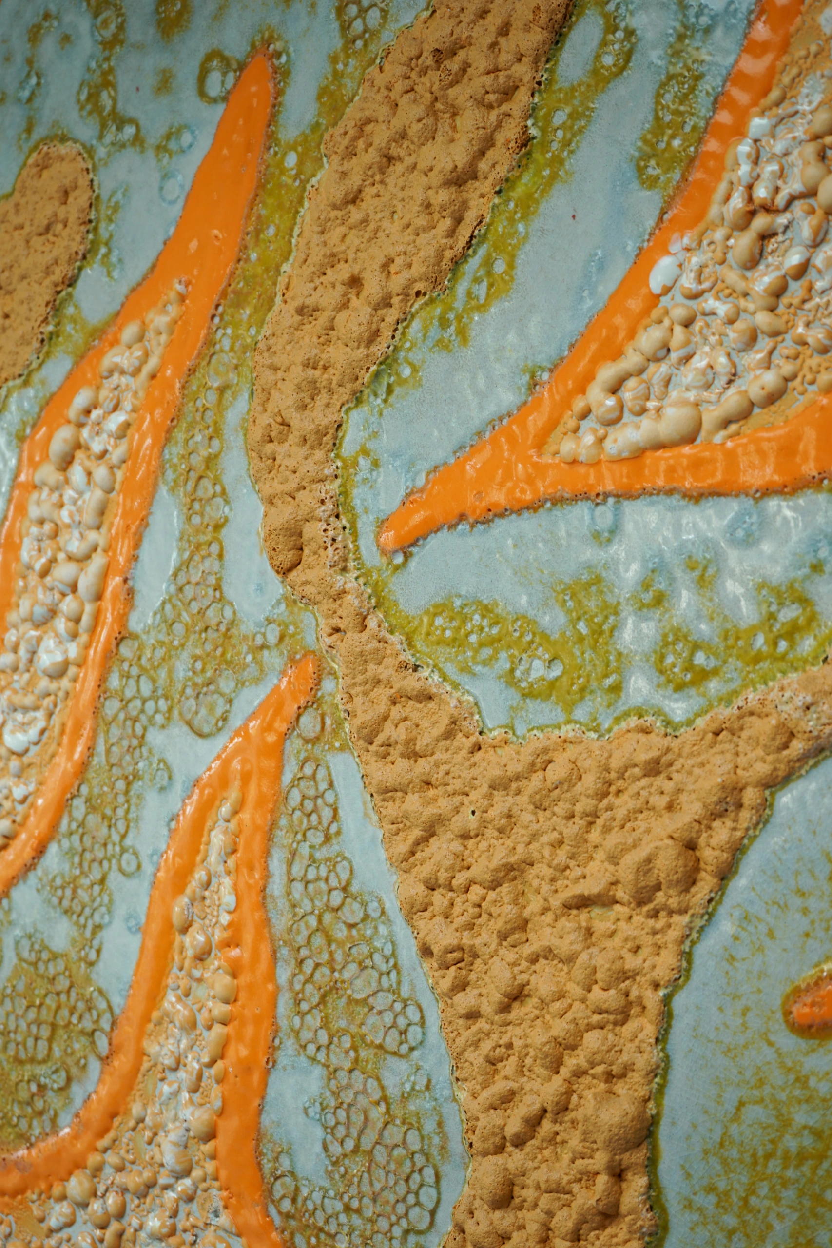 Orange Seas (2025), ceramic wall sculpture by Sjors Driessen combining glazed ceramic elements with American oak in a 93 × 93 cm composition.