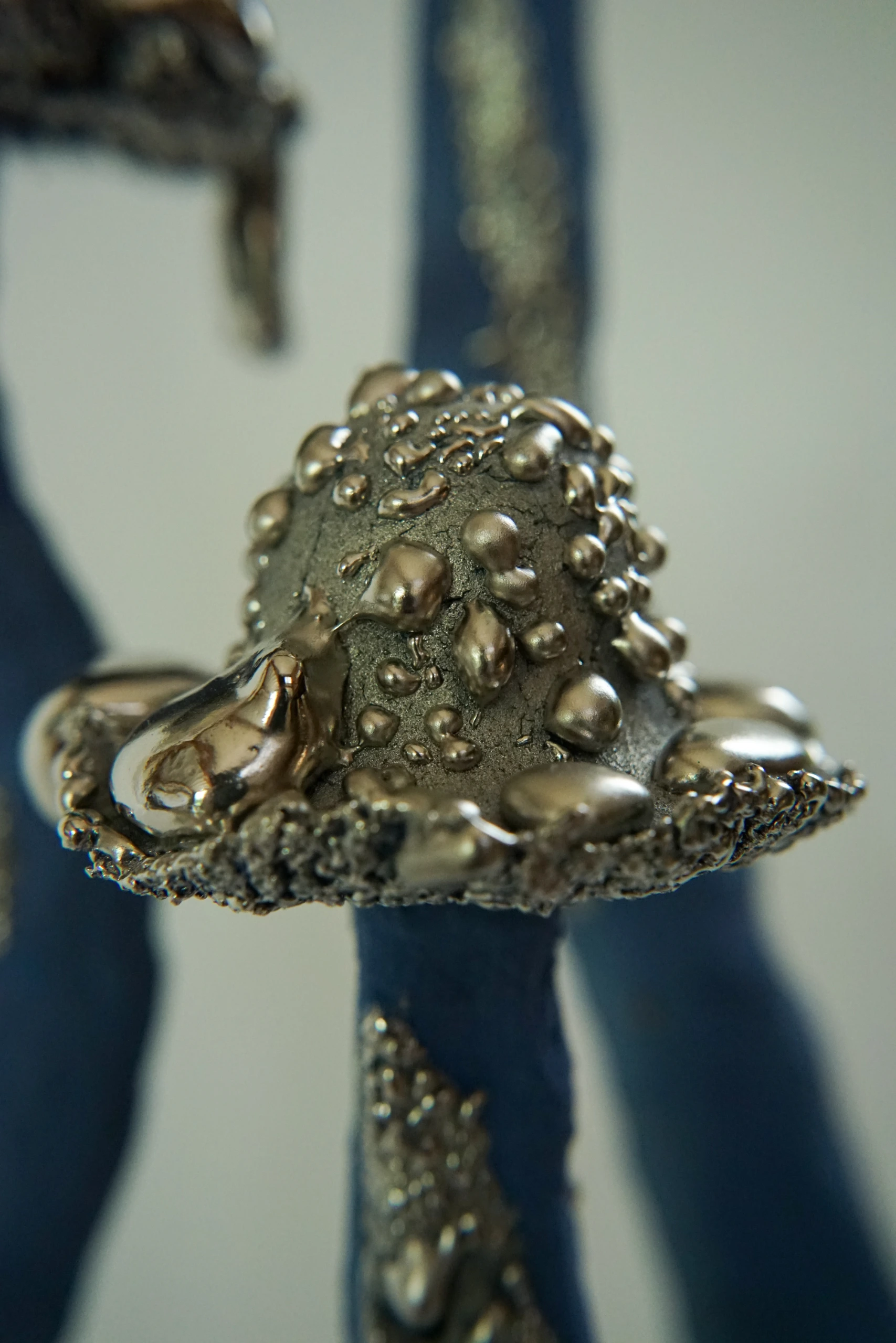 Blue Silver Inkcap (2026), ceramic sculpture by Sjors Driessen with clustered blue mushroom-like forms finished with textured glaze and reflective silver lustre.