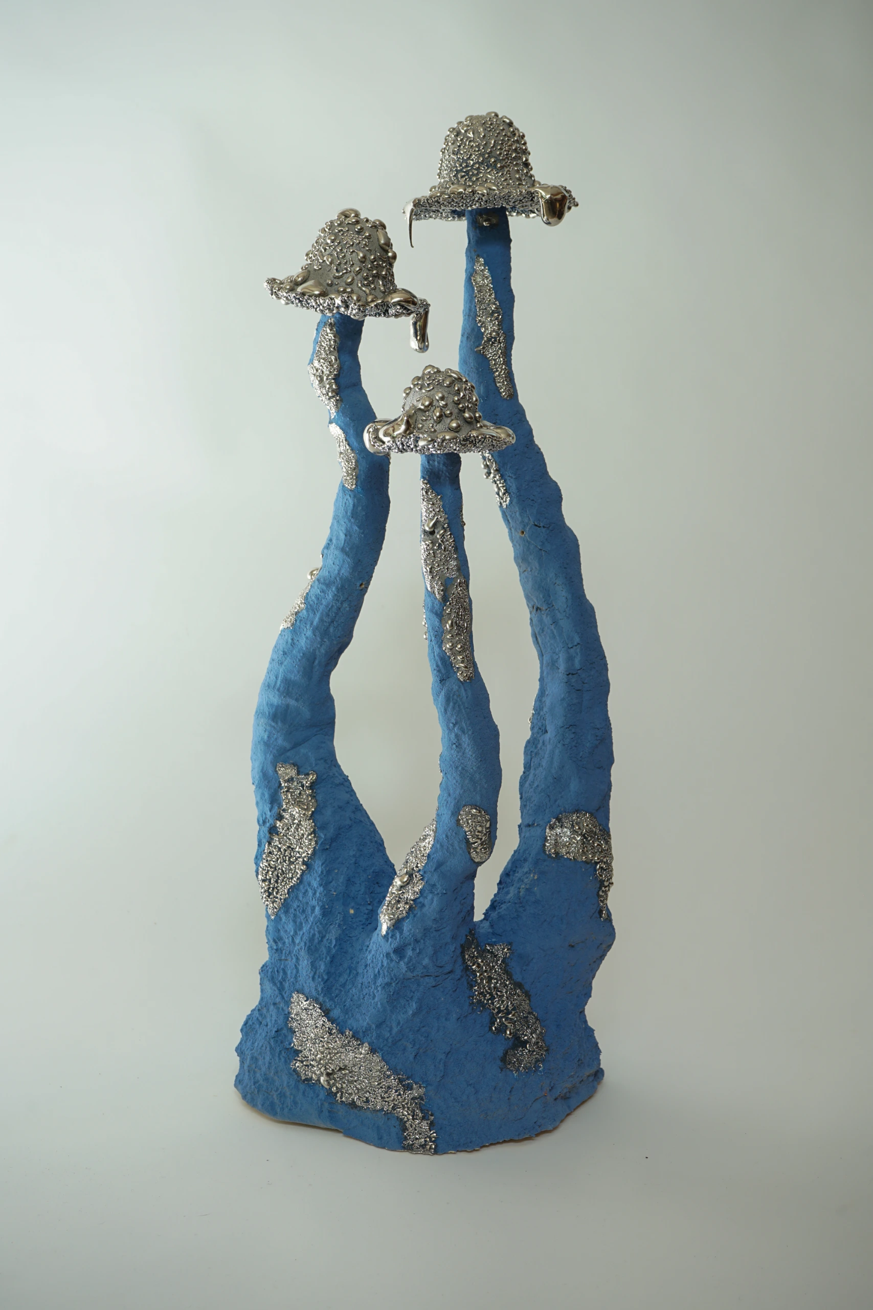 Blue Silver Inkcap (2026), ceramic sculpture by Sjors Driessen with clustered blue mushroom-like forms finished with textured glaze and reflective silver lustre.