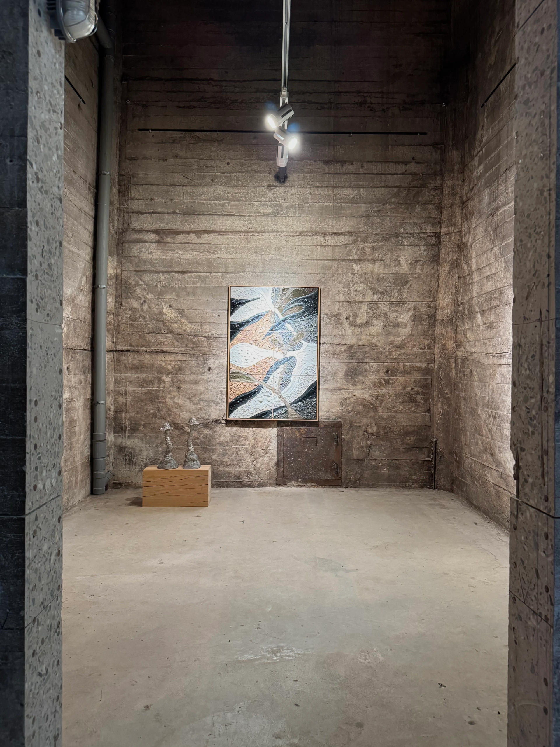Zubrawi (2024), ceramic wall sculpture by Sjors Driessen combining glazed ceramic elements with American oak in a 90 × 120 cm composition.