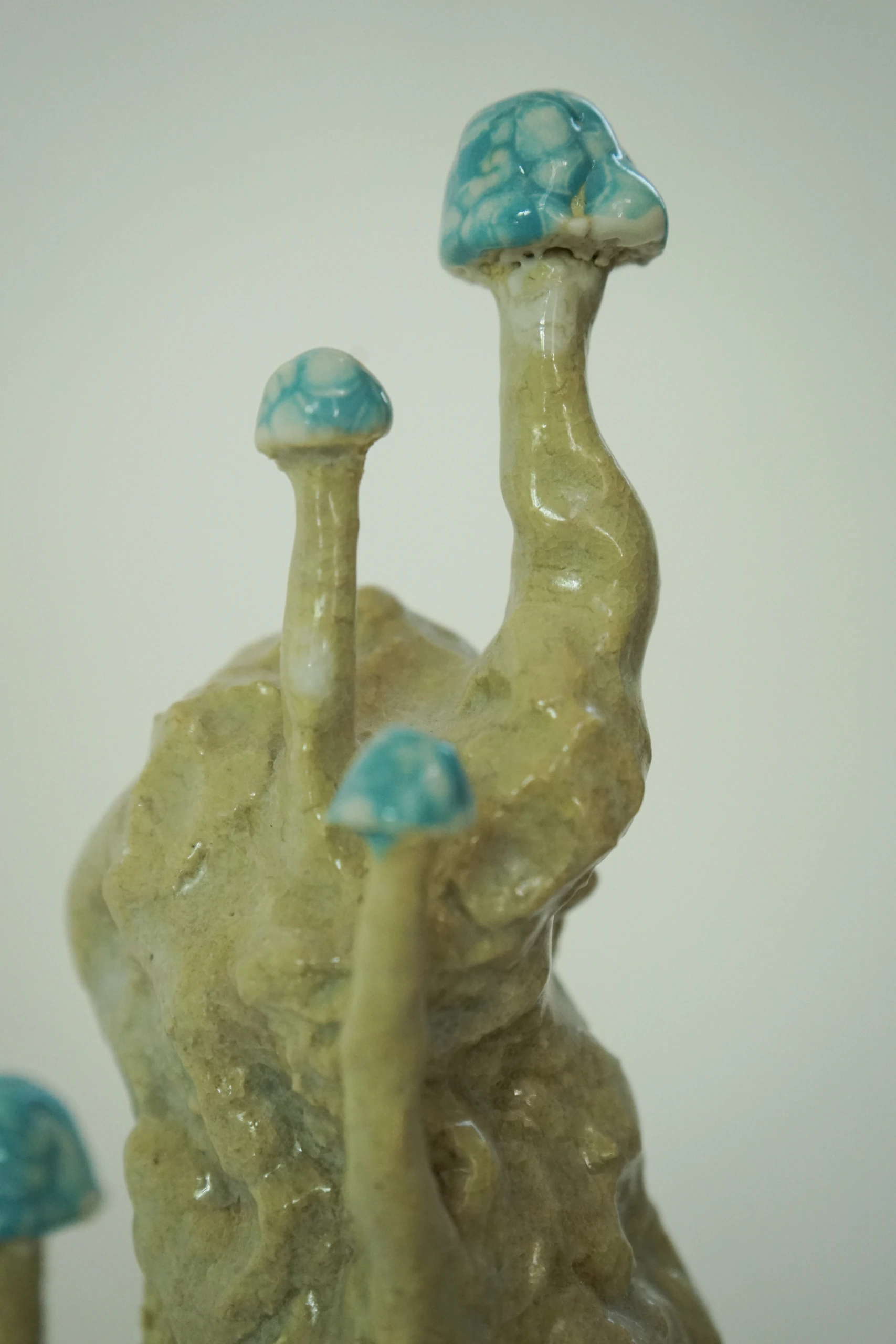 Blue White Roundcap (2026), ceramic sculpture by Sjors Driessen with a rounded blue mushroom-like form finished with textured white glaze.