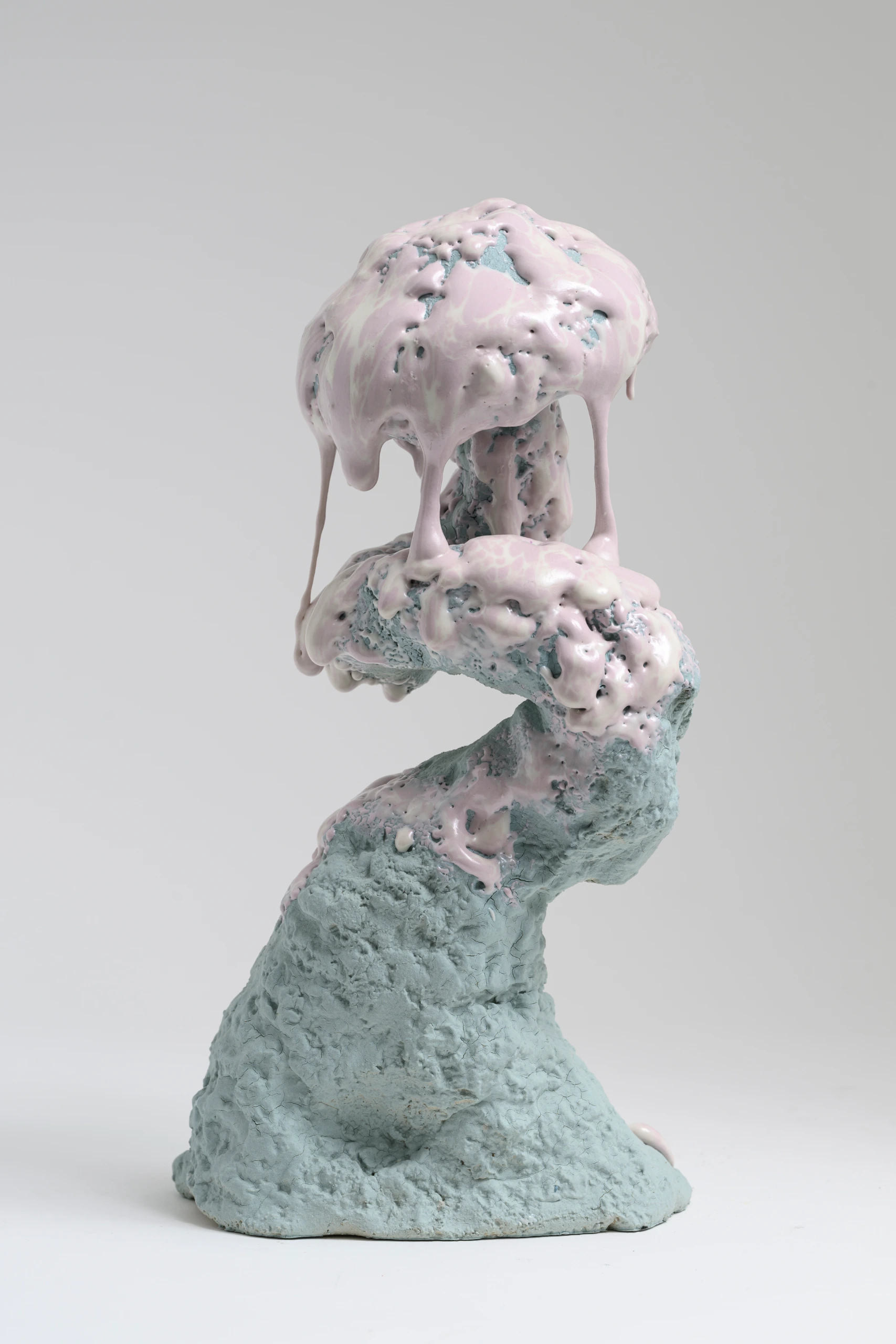 Purple Cort (2024), ceramic sculpture by Sjors Driessen with a pale blue organic form covered by flowing pale purple glaze.