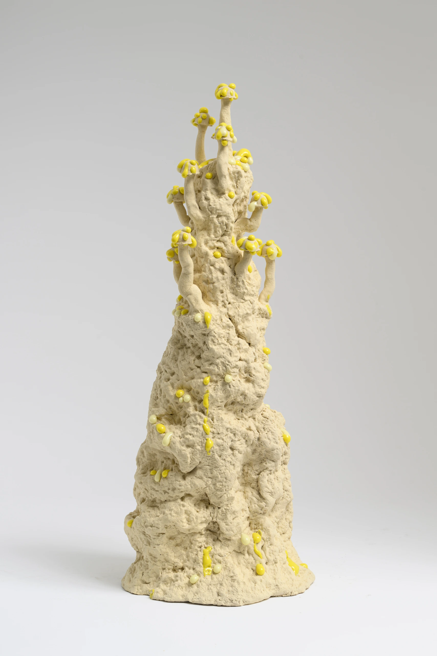 Yellow Sulphur Tuft (2024), ceramic sculpture by Sjors Driessen with a rough cream-colored organic surface and yellow glazed fungal growths.