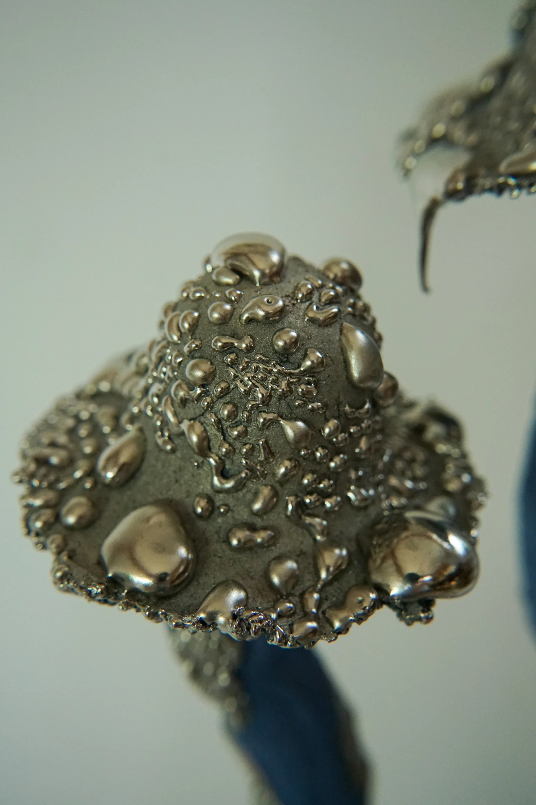 Blue Silver Inkcap (2026), ceramic sculpture by Sjors Driessen with clustered blue mushroom-like forms finished with textured glaze and reflective silver lustre.