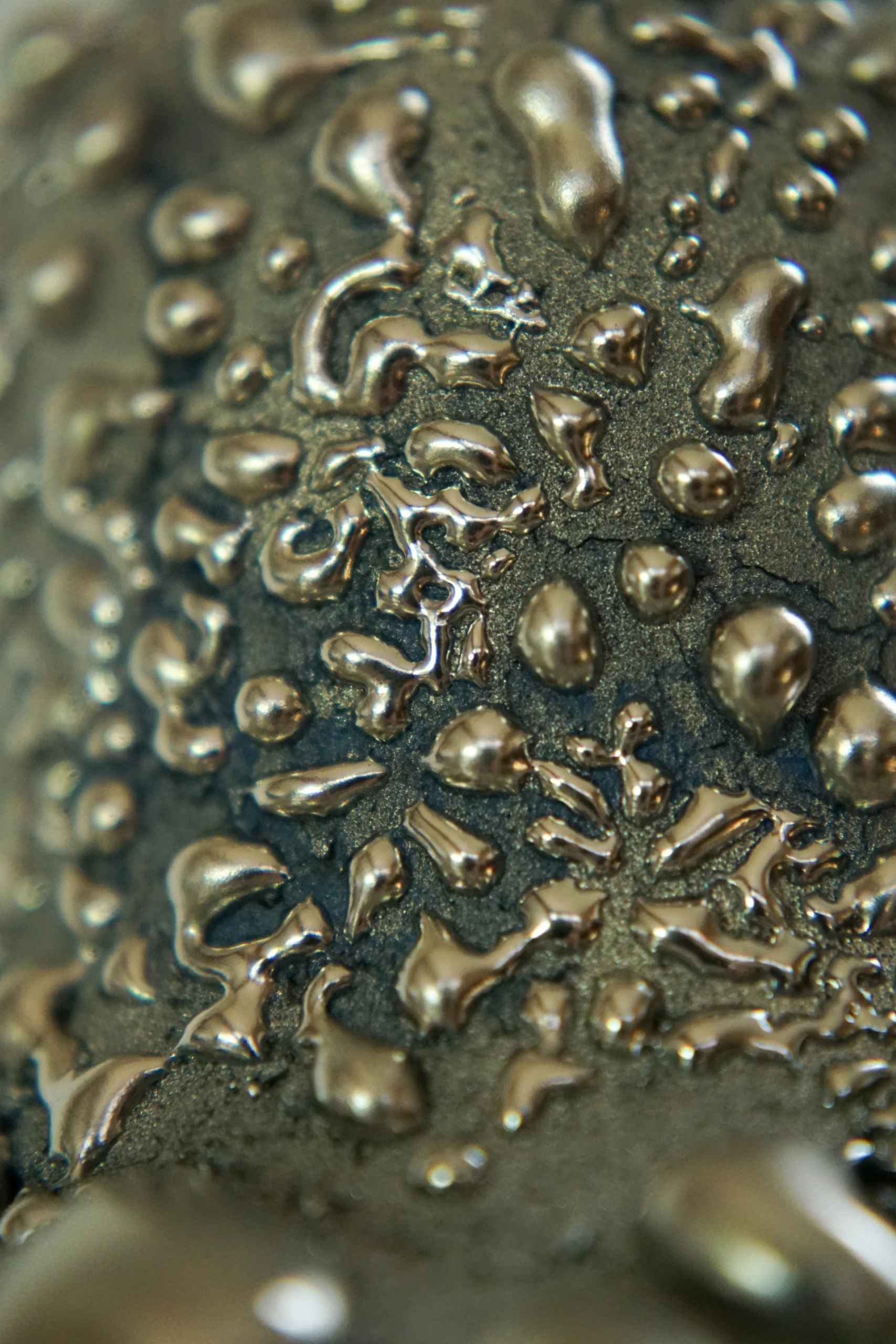 Blue Silver Inkcap (2026), ceramic sculpture by Sjors Driessen with clustered blue mushroom-like forms finished with textured glaze and reflective silver lustre.