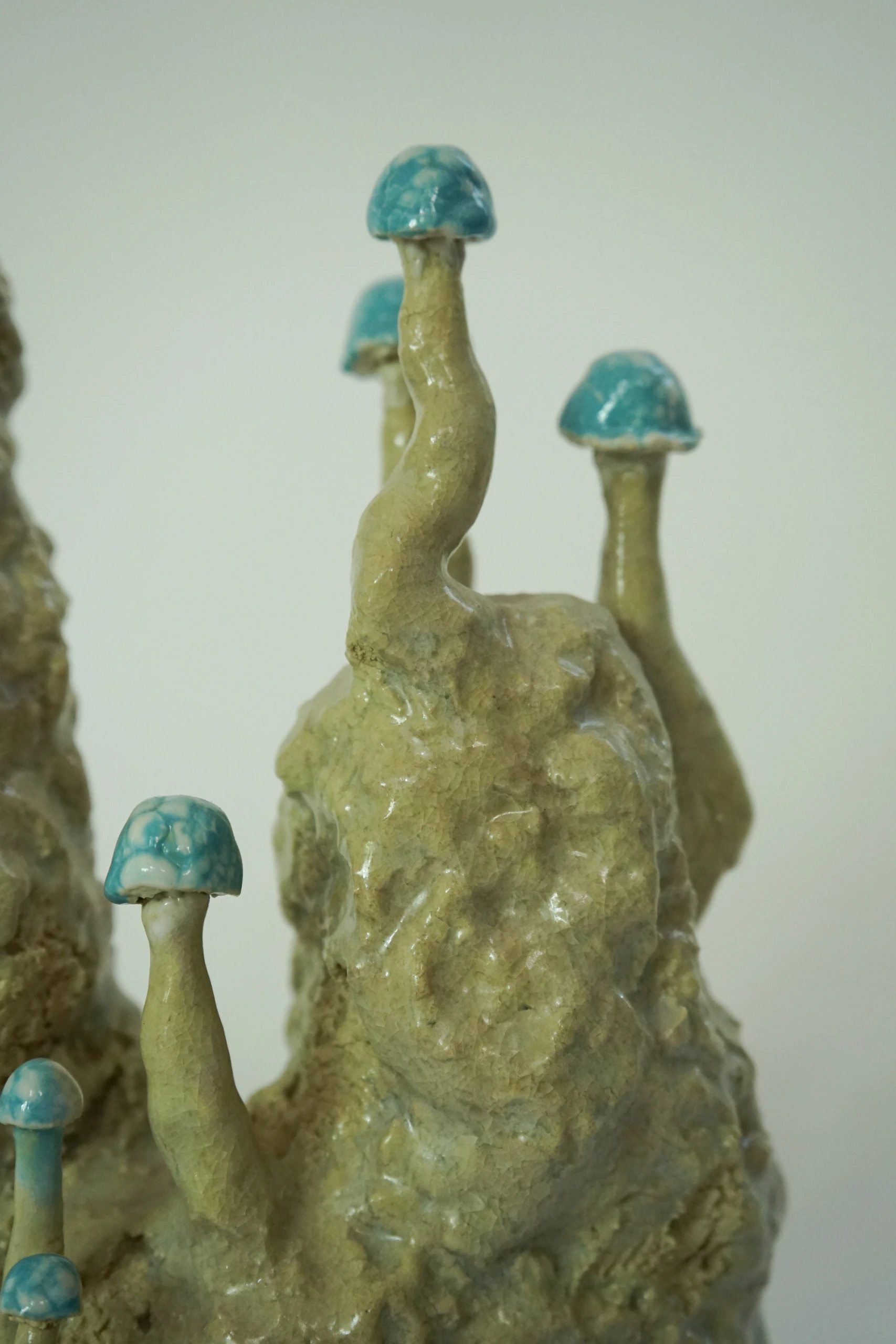 Blue White Roundcap (2026), ceramic sculpture by Sjors Driessen with a rounded blue mushroom-like form finished with textured white glaze.