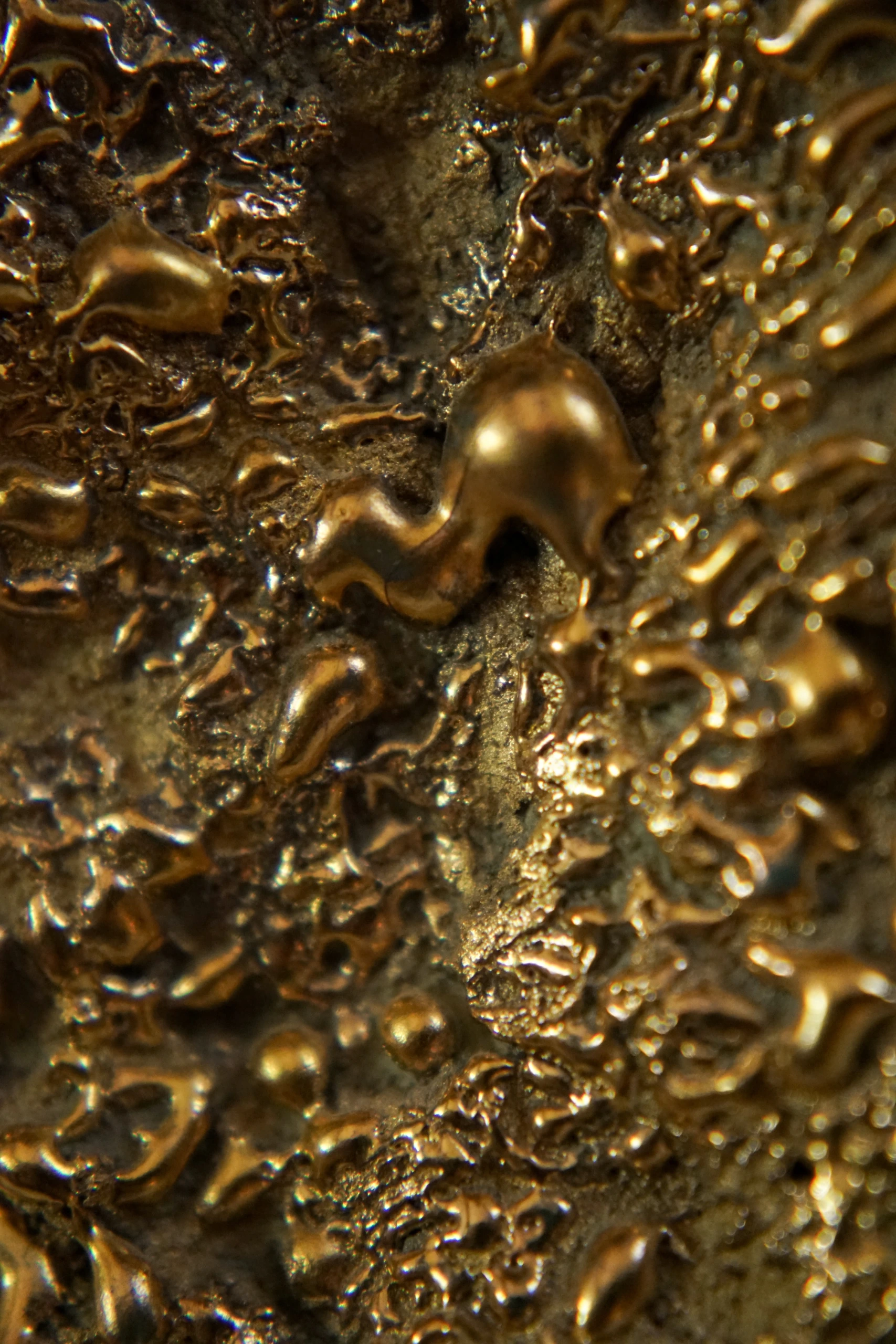 Gold Roundhead (2026), ceramic sculpture by Sjors Driessen with a tall elongated mushroom-like form covered in textured glaze and reflective gold lustre.