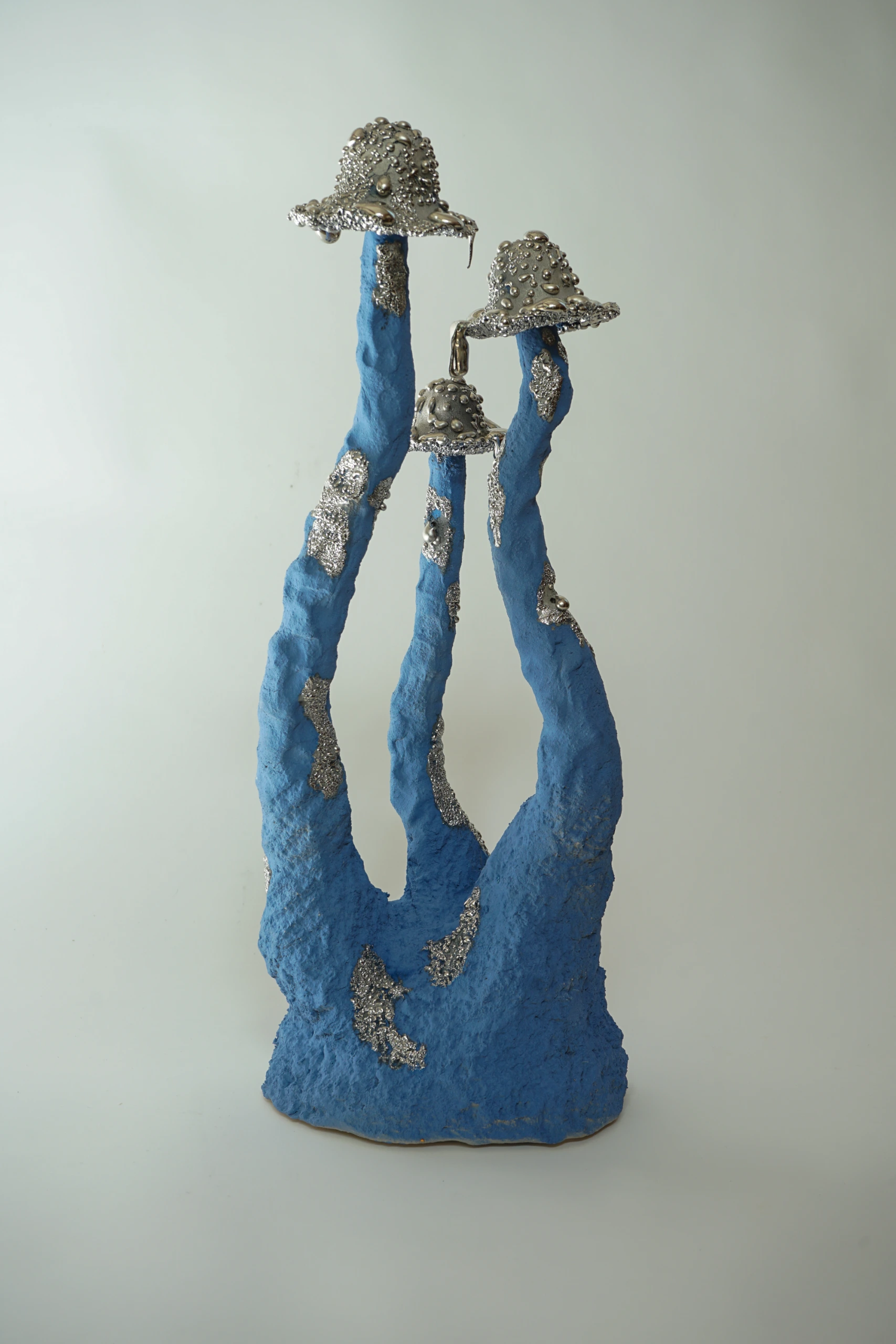 Blue Silver Inkcap (2026), ceramic sculpture by Sjors Driessen with clustered blue mushroom-like forms finished with textured glaze and reflective silver lustre.