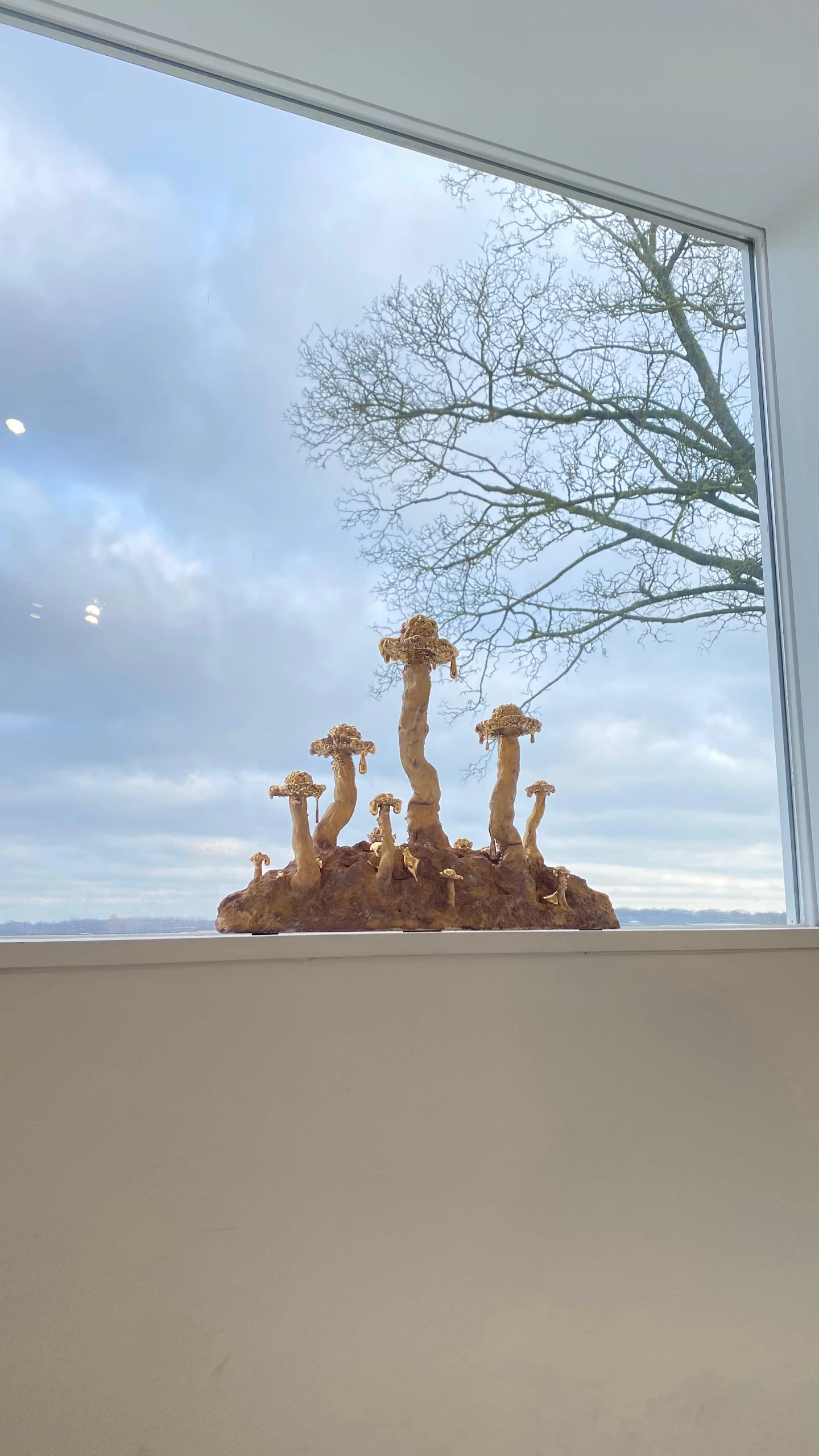 Gold Roundhead (2024), ceramic sculpture by Sjors Driessen with a cluster of organic mushroom forms finished with gold-toned glaze. @janvanhoofgalerie