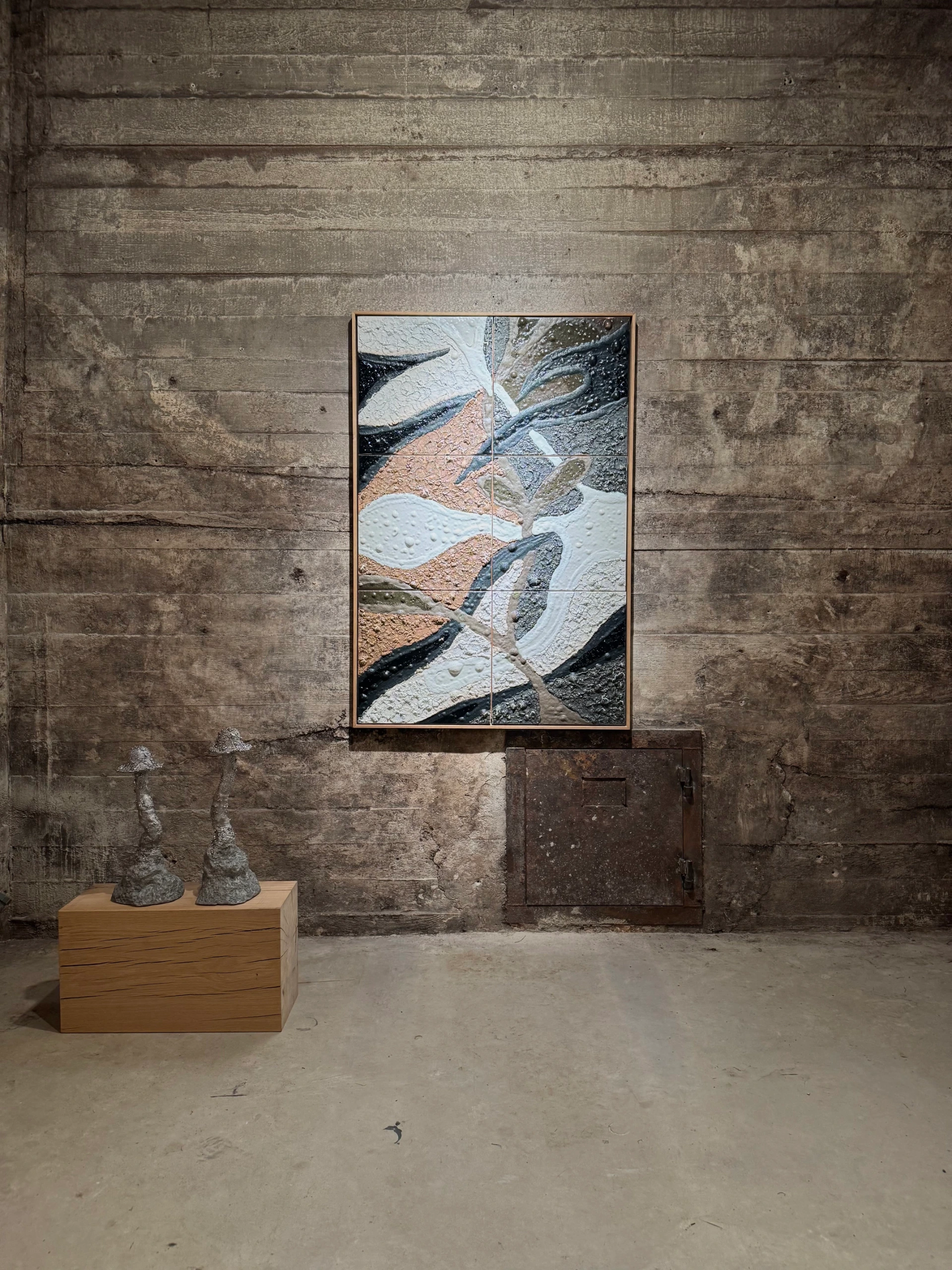 Zubrawi (2024), ceramic wall sculpture by Sjors Driessen combining glazed ceramic elements with American oak in a 90 × 120 cm composition.