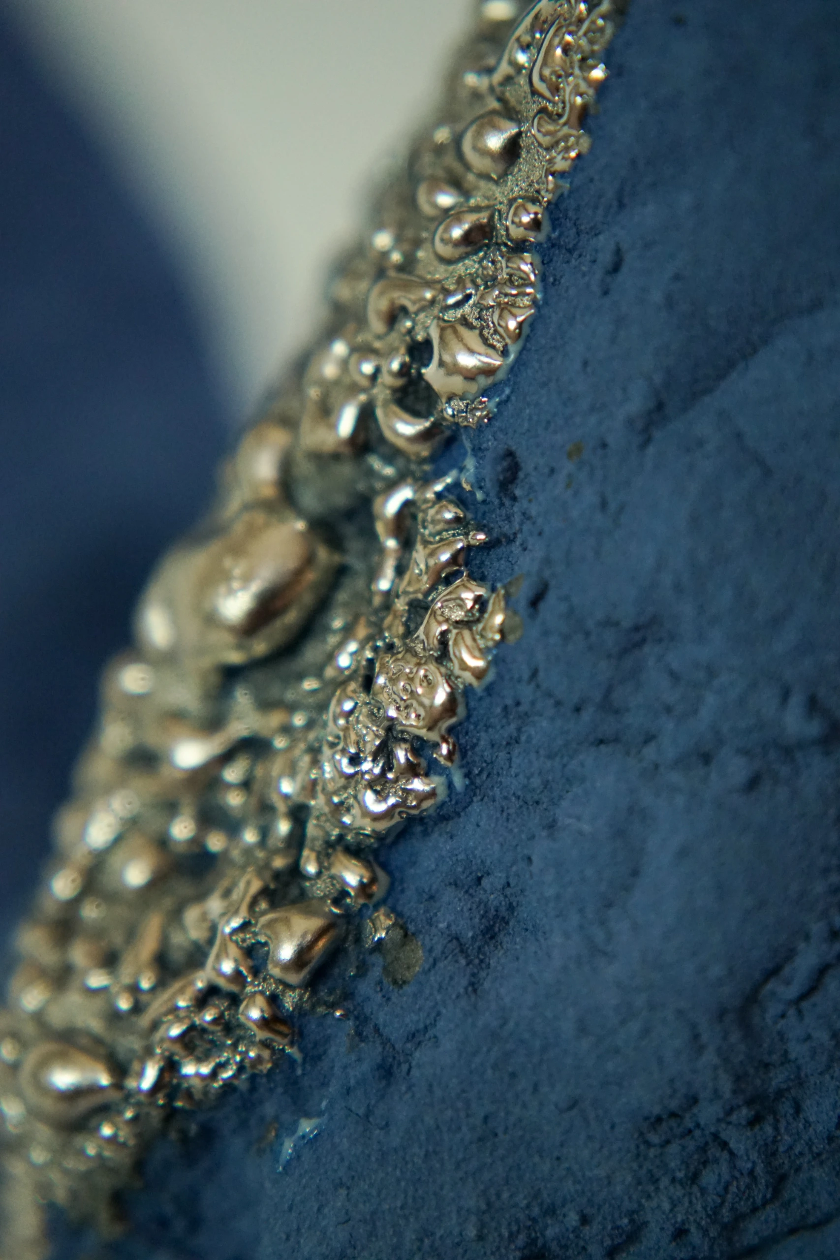 Blue Silver Inkcap (2026), ceramic sculpture by Sjors Driessen with clustered blue mushroom-like forms finished with textured glaze and reflective silver lustre.