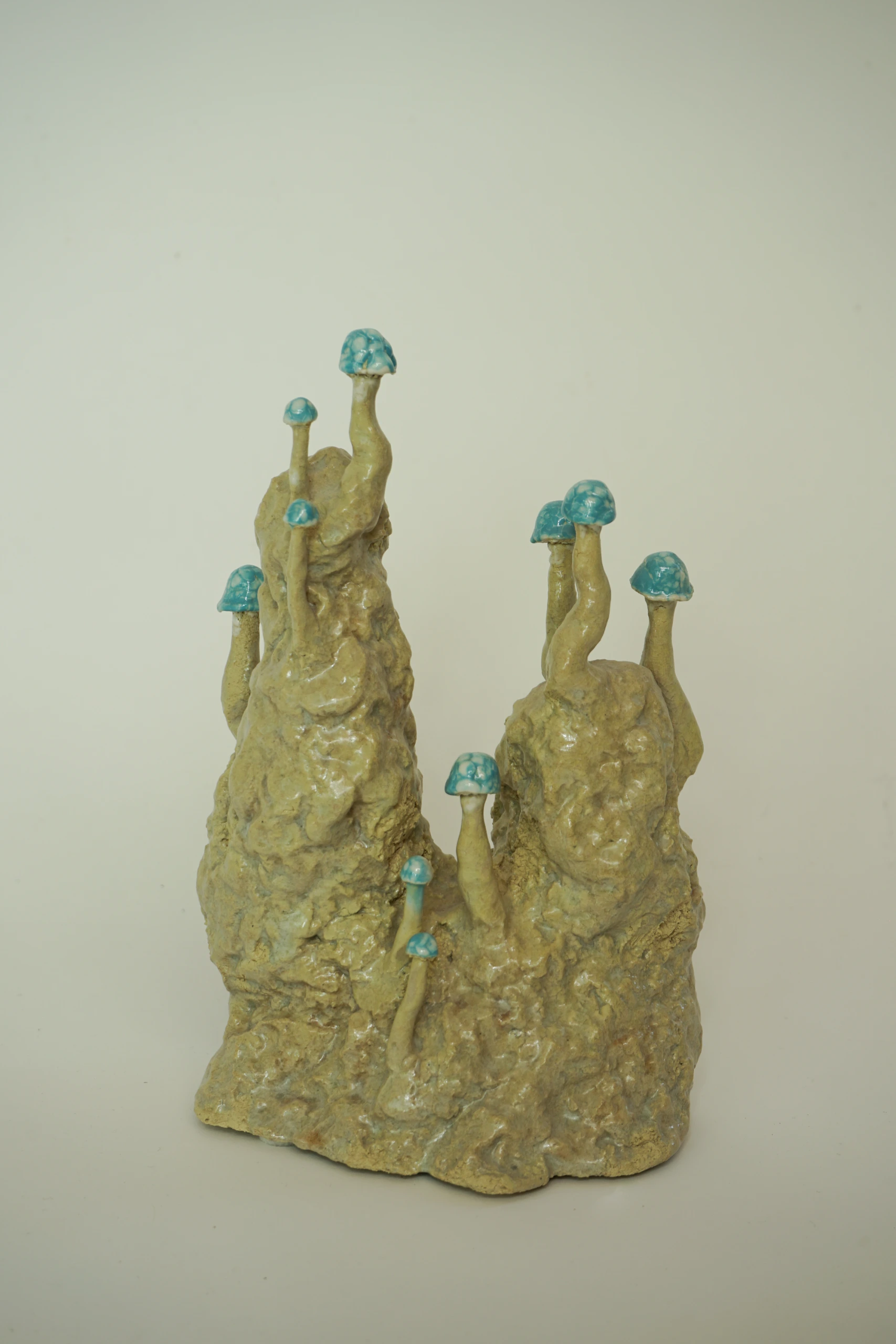 Blue White Roundcap (2026), ceramic sculpture by Sjors Driessen with a rounded blue mushroom-like form finished with textured white glaze.